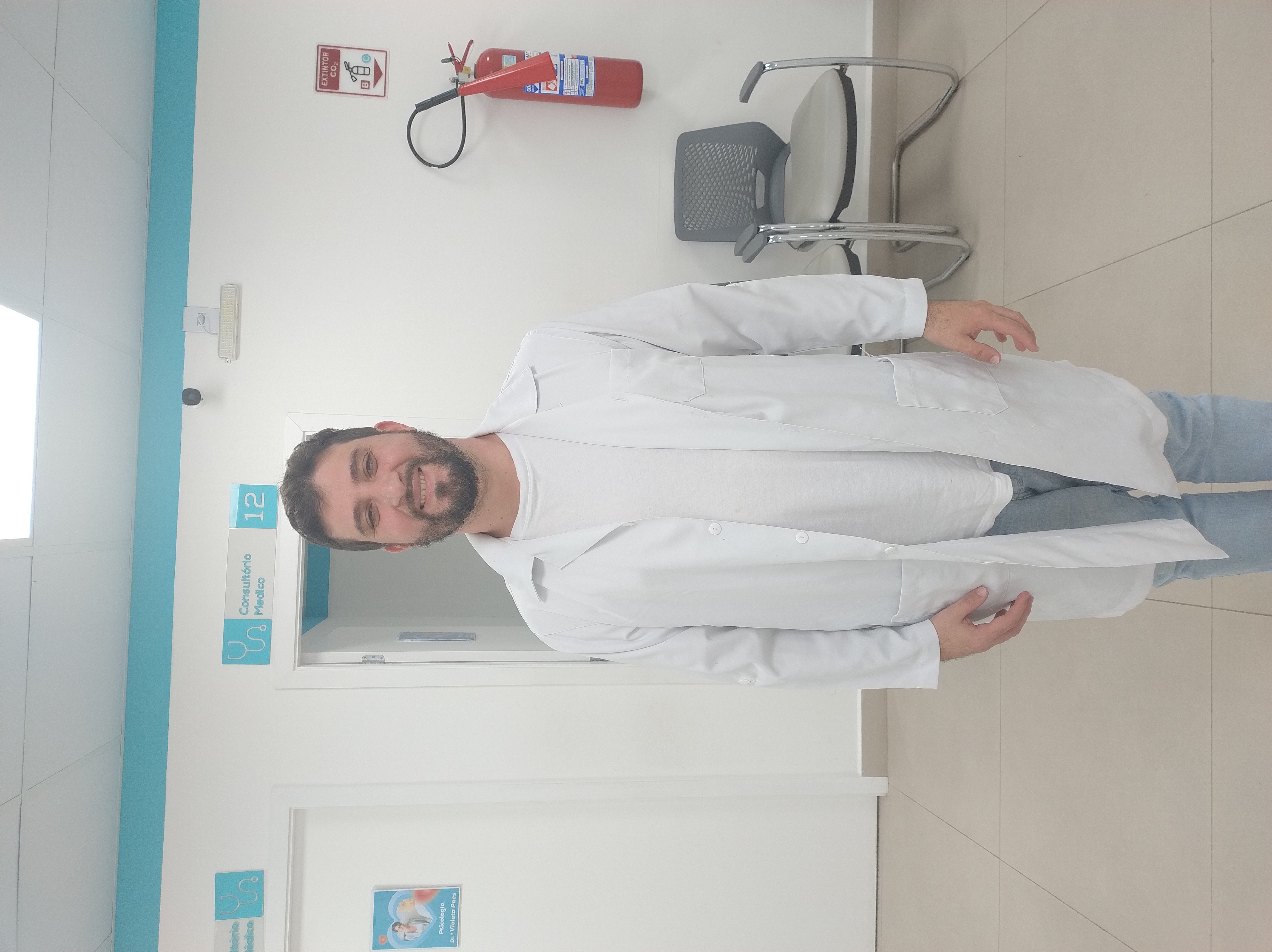 Psicólogp Lucas Izar sorrindo